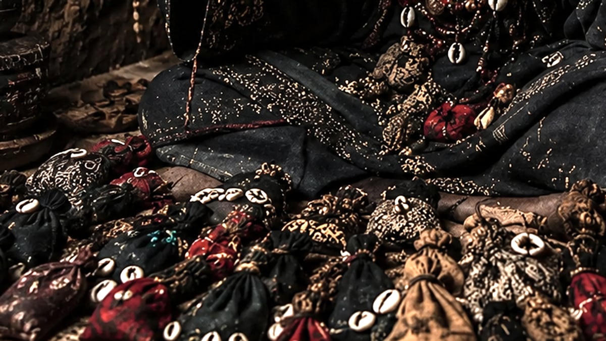 Gris-gris et sachets rituels ornés de cauris, préparés à la main